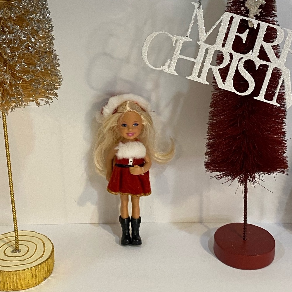 Barbie’s Vintage Kelly Christmas Doll - Picture 2 of 16